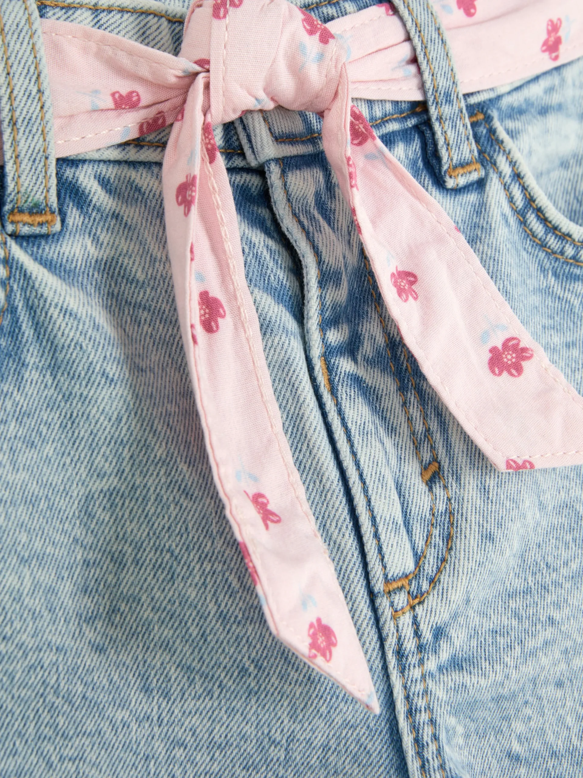 Denim-Jeans Mit Gürtel Und Blumenmuster Kinder Jeans