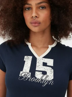 Best T-Shirt Mit Eingekerbtem Ausschnitt Und Grafik Damen Tops Und T-Shirts