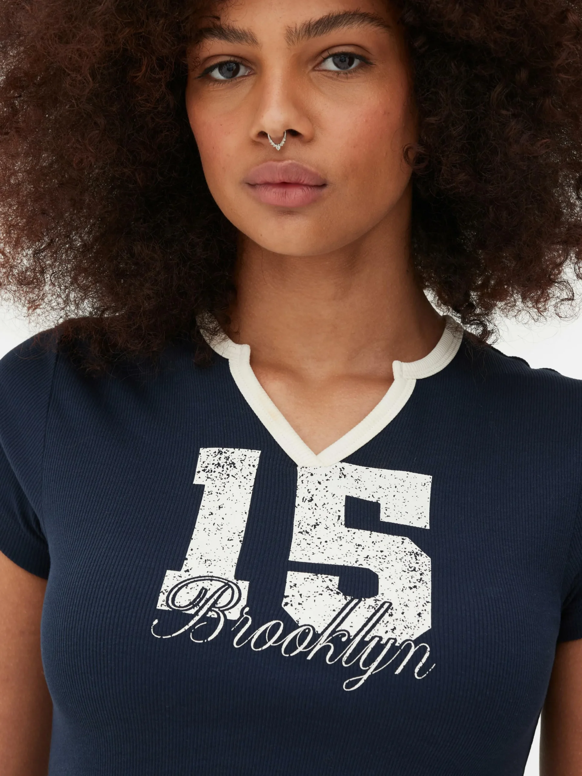 Best T-Shirt Mit Eingekerbtem Ausschnitt Und Grafik Damen Tops Und T-Shirts